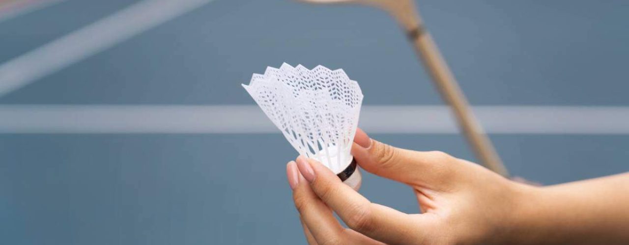 belangrijkste spelregels serveren bij badminton